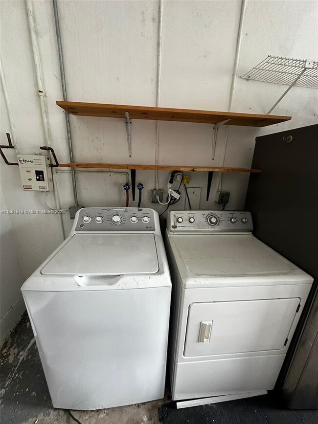 Building Photo - 2450 SW 85th Ave