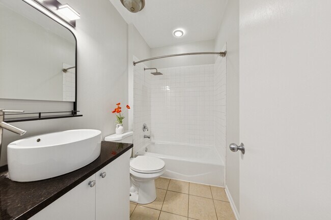 Building Photo - 519 S Maplewood Ave
