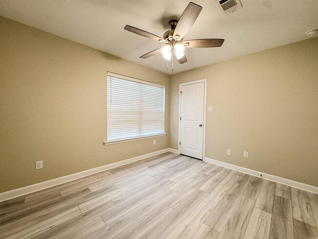 Building Photo - 51 10 Point Ln