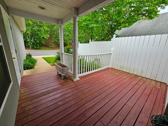 Building Photo - 602 Mockingbird Way