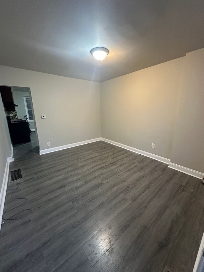 Building Photo - Newly Renovated 2 Bed/1 Bath Row home