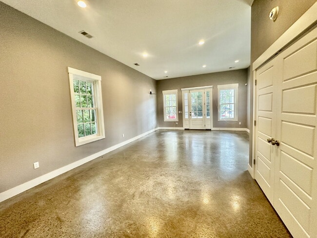 Building Photo - Large Modern Loft Home in Downtown Bluffton!