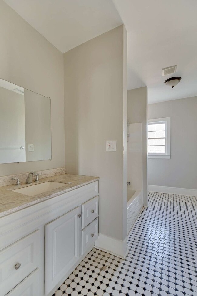 Building Photo - 516 E Jones St