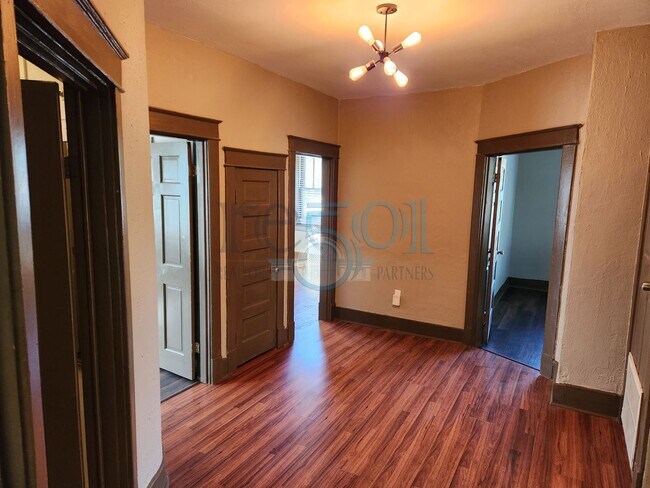 Building Photo - Historical 3 Bedroom 1 Bathroom!