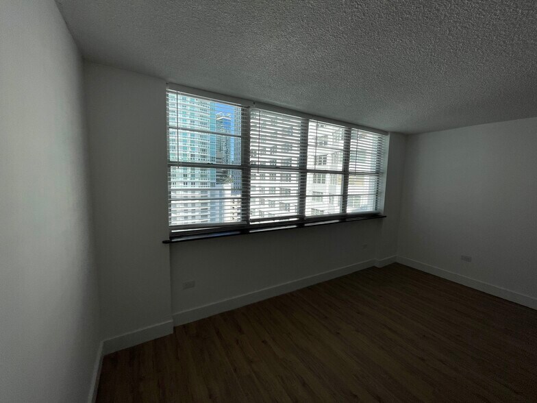 Building Photo - 905 Brickell Bay Dr