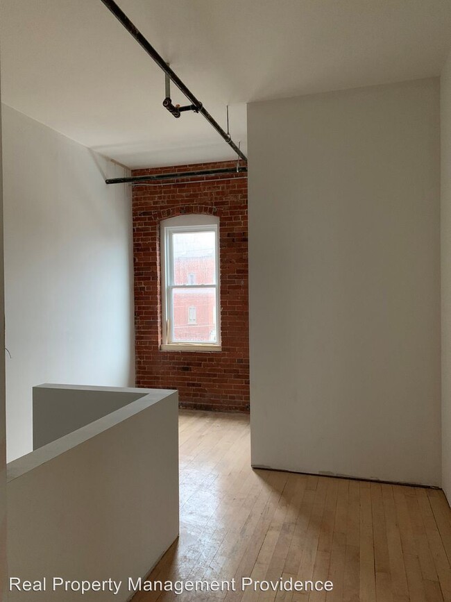 Building Photo - 548 Roosevelt Ave