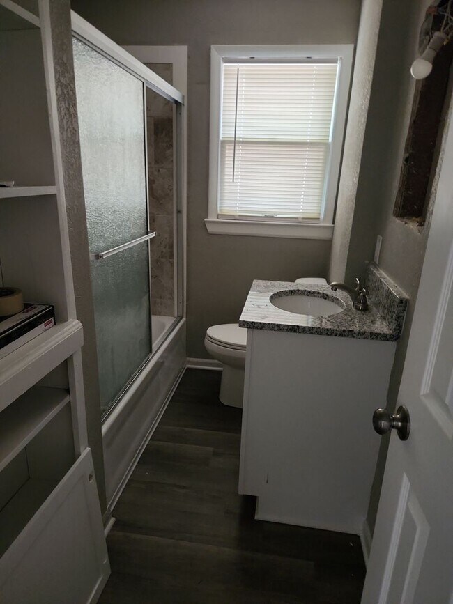 Building Photo - 2 Bedroom 1 Bath