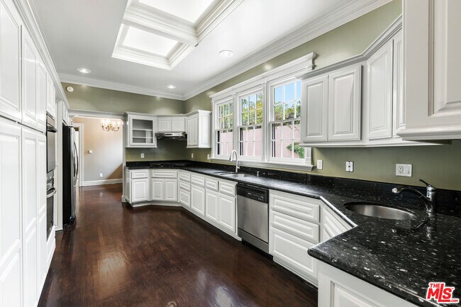 Building Photo - 803 N Rexford Dr