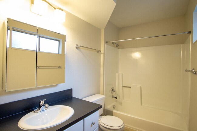 Building Photo - Super Saver Special! Nicely Updated Lake Oswego 1Bdr w/Fireplace, Dishwasher, W/D & Patio!