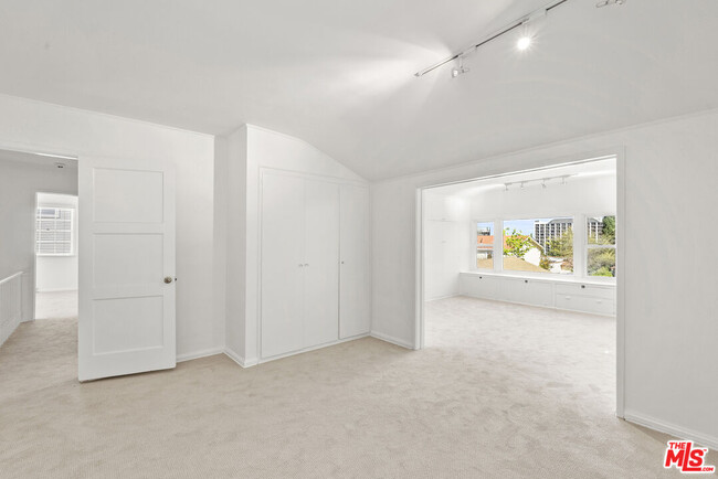 Building Photo - 1204 S Beverwil Dr