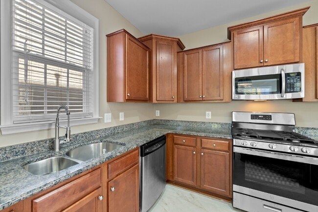 Building Photo - Embrace Elegant Living in Gainesville!