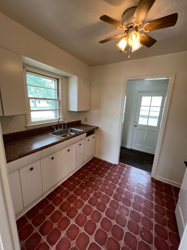 Building Photo - Corner Lot 2 Bedroom 1 bath new Hardwood f...