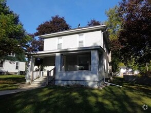 Building Photo - 5 Bed 2 Bathroom Home in Whitewater