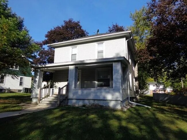 Primary Photo - 5 Bed 2 Bathroom Home in Whitewater