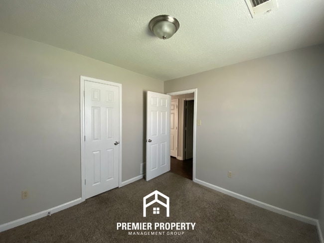 Building Photo - Charming 3BR/2BA Memphis Home with Vaulted Ceilings & Hardwood Floors!
