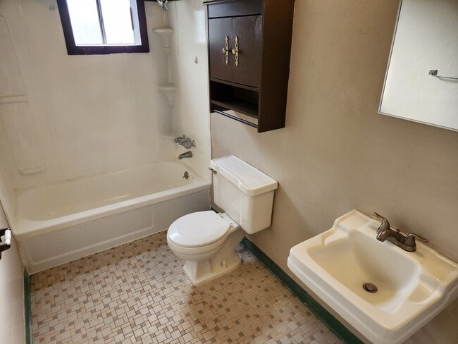 Building Photo - Updated 2 Bedroom Apartment in Millvale!