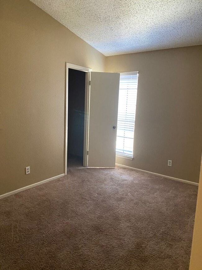 Building Photo - Southside - Pet Friendly! Townhouse
