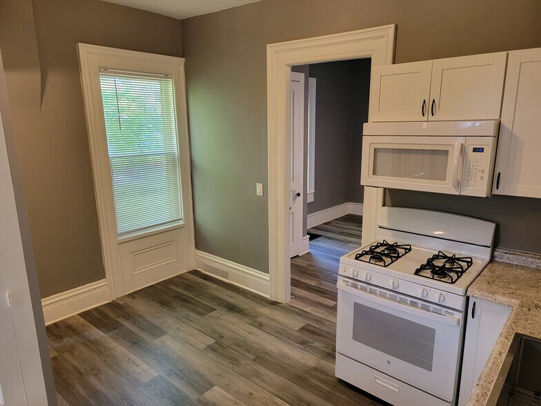 Building Photo - 412 S Main St