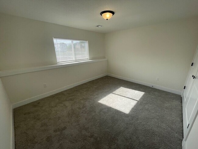 Building Photo - 5103/05 S Chase Ave