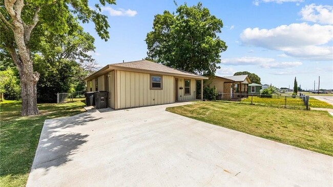 Building Photo - 2807 Terrace Dr