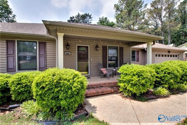 Primary Photo - 697 Crestview Dr