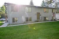 Building Photo - Downstairs unit 2 bed 1 bath