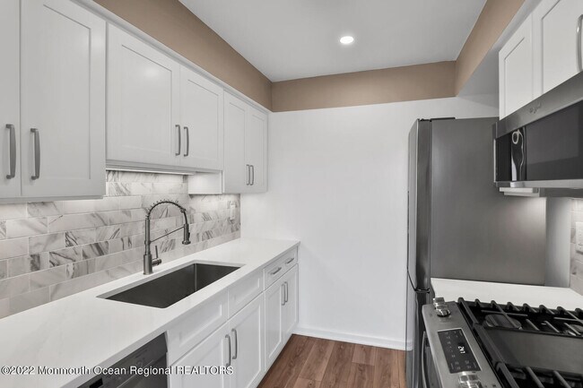 Building Photo - 324 Shore Dr