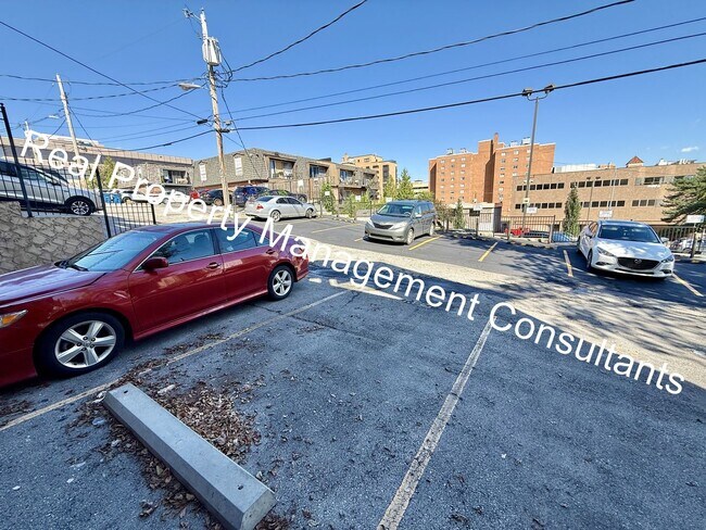 Building Photo - $500 off First Full Months Rent on 2 Bed 2 Bath In West Plaza