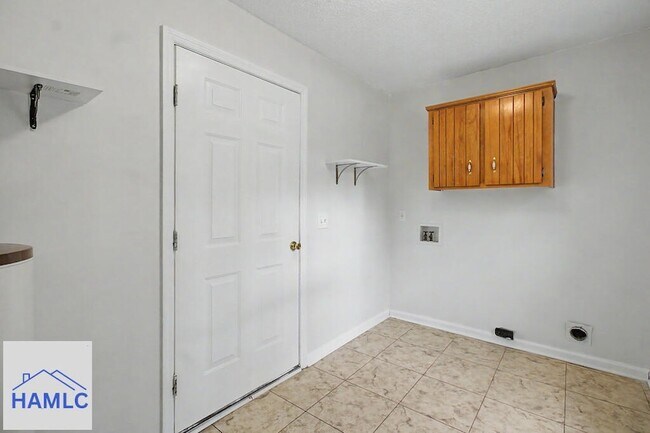 Building Photo - 340 McCumber Dr