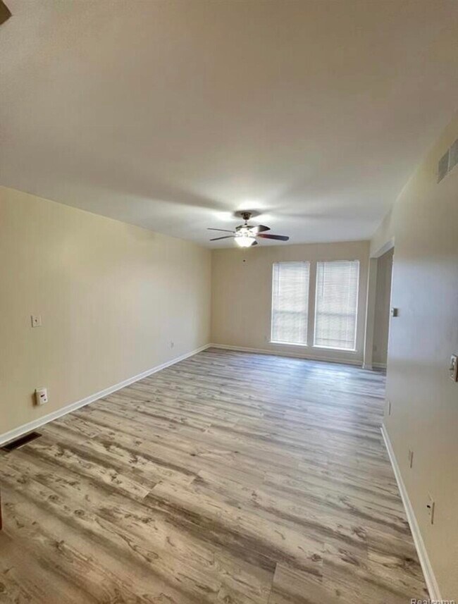 Building Photo - 3112 Village Cir N