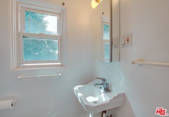 Building Photo - 2534 7th St