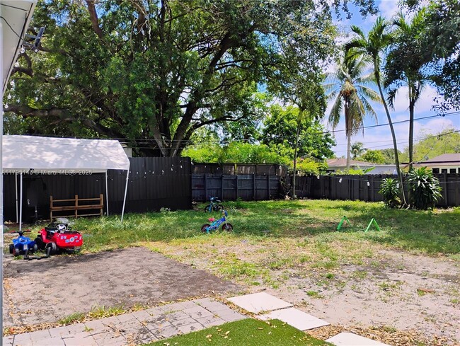 Building Photo - 252 S Biscayne River Dr