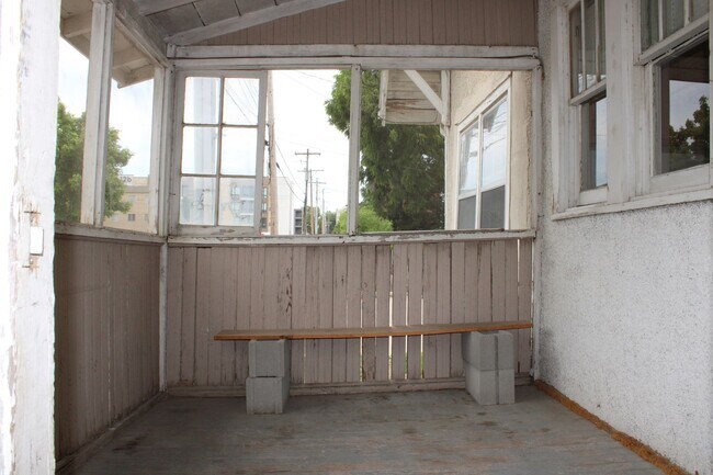 Building Photo - House for rent! 2 kitchens 3 Baths! Close ...