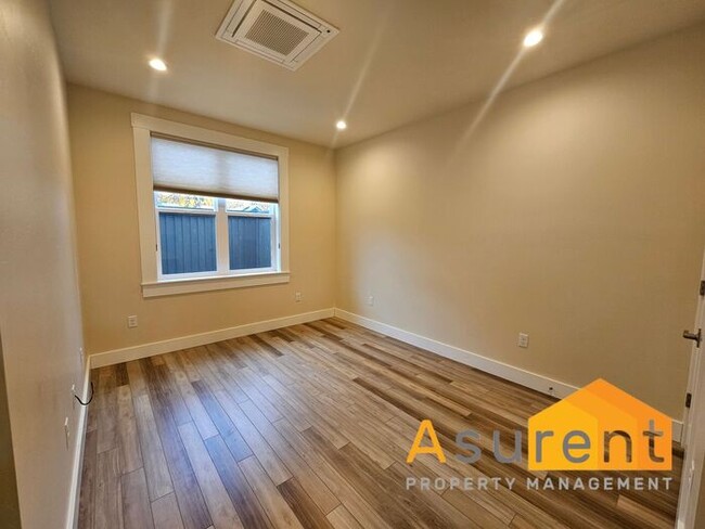 Building Photo - Cute Cottage in Railroad District of Ashland