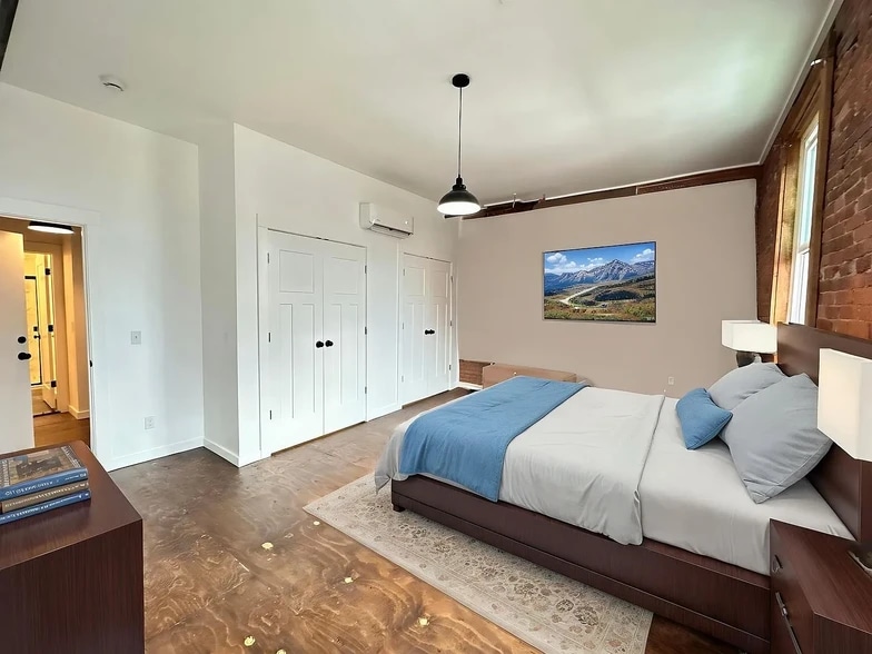 Spacious Bedroom - 144 High St