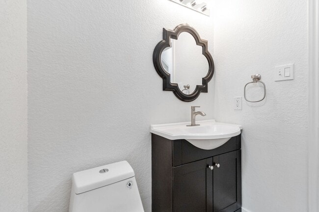 Building Photo - Gorgeous 3 bedroom, 2 bath home with a study near the Forum & Randolph AFB!