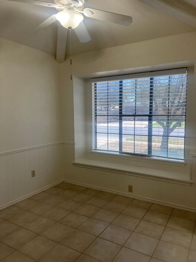 Building Photo - 3 bed 2 bath 2 car garage