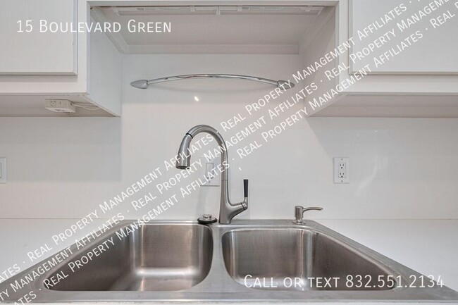 Building Photo - 15 Boulevard Green
