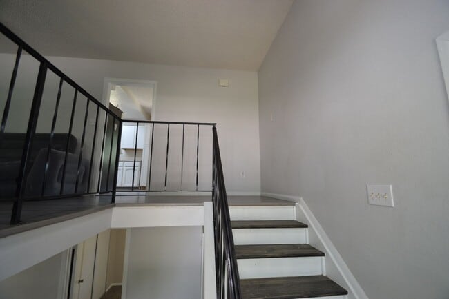 Building Photo - Newly Remodeled 4 Bedroom with AC!