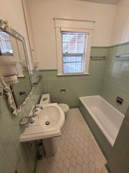 Upstairs Bath - 3613 Meadowbrook Ave