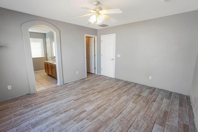 Building Photo - 4663 S Valley Rd