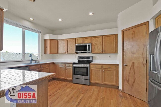 Building Photo - Beautiful home with views of Pikes Peak!