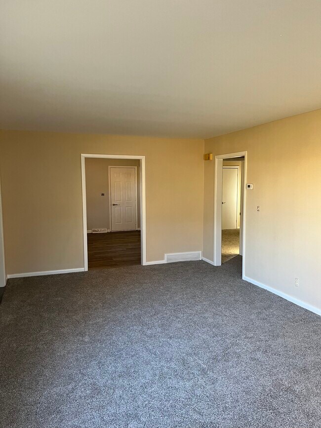 living looking to kitchen - 2209 N North Ave
