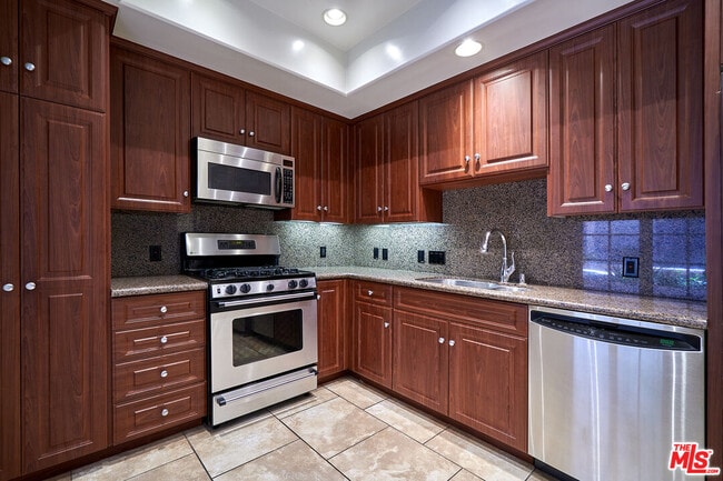 Building Photo - 851 N San Vicente Blvd