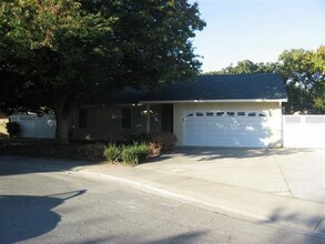 Building Photo - 3 bedroom 2 bath with Pool Off of Oakdale Road