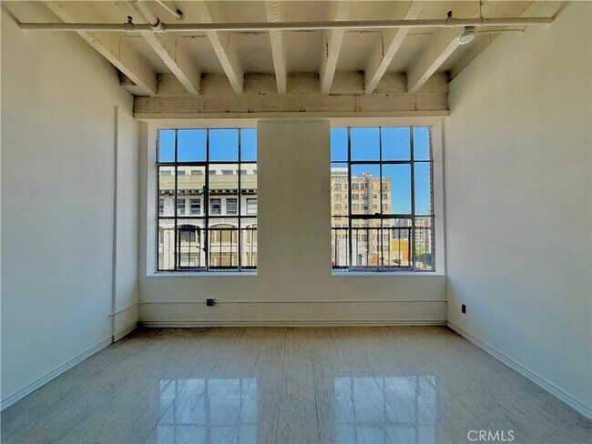 Building Photo - 312 W 5th St