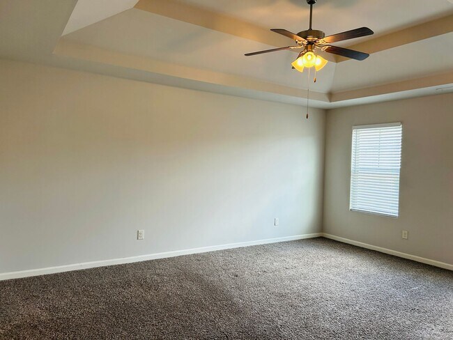 Building Photo - Beautiful 4 bedroom, 2.5 bathroom home In ...