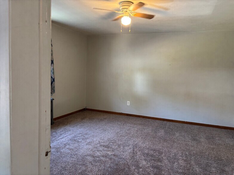 Building Photo - 215 5th Ave