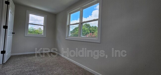Building Photo - 308 St James Ave