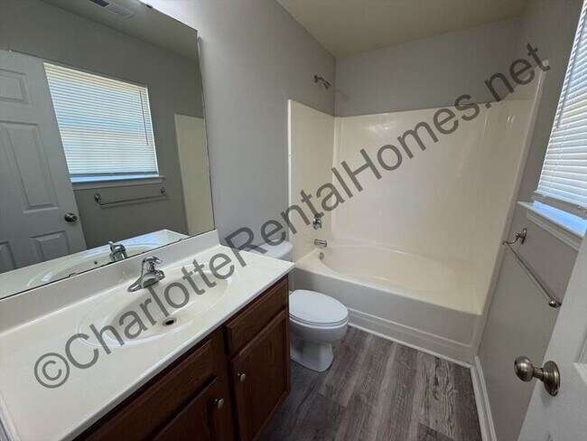 Building Photo - Nice 3 bedroom 2.5 bath home in Charlotte!